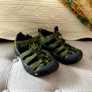 EUC youth big boys Keens size 4 US.